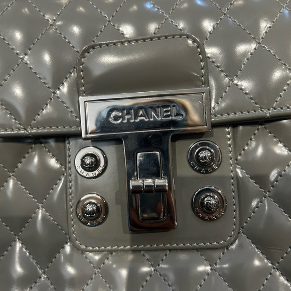 CHANEL shoulder bag 💯 % authentic. Amazing condition - Picture 2 of 9
